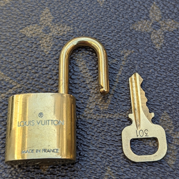 ⭐ #301 vintage Louis Vuitton padlock and ke - Picture 2 of 5
